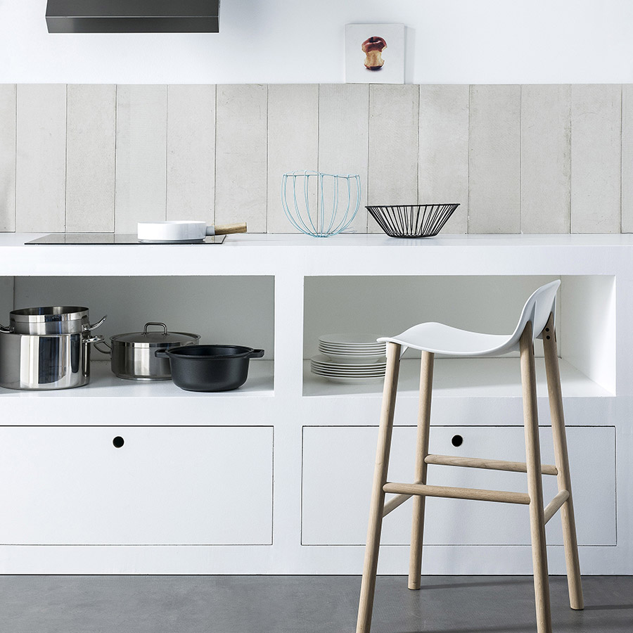 Kristalia Sharky Hocker - weiß mit Buchengestell