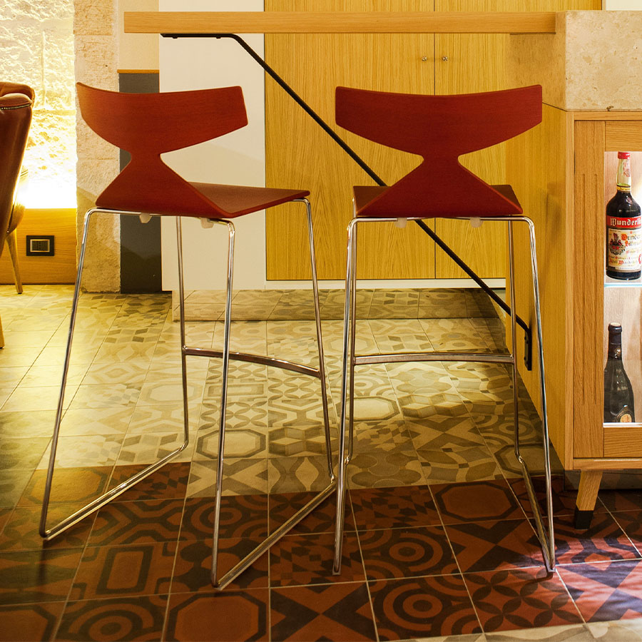 Arper Saya Barhocker mit Sitzschale in Holz Eiche natur und Gestell verchromt