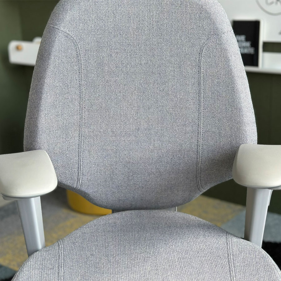 RH Mereo 200 Silver Grey Bürostuhl Armlehnen eng eingestellt