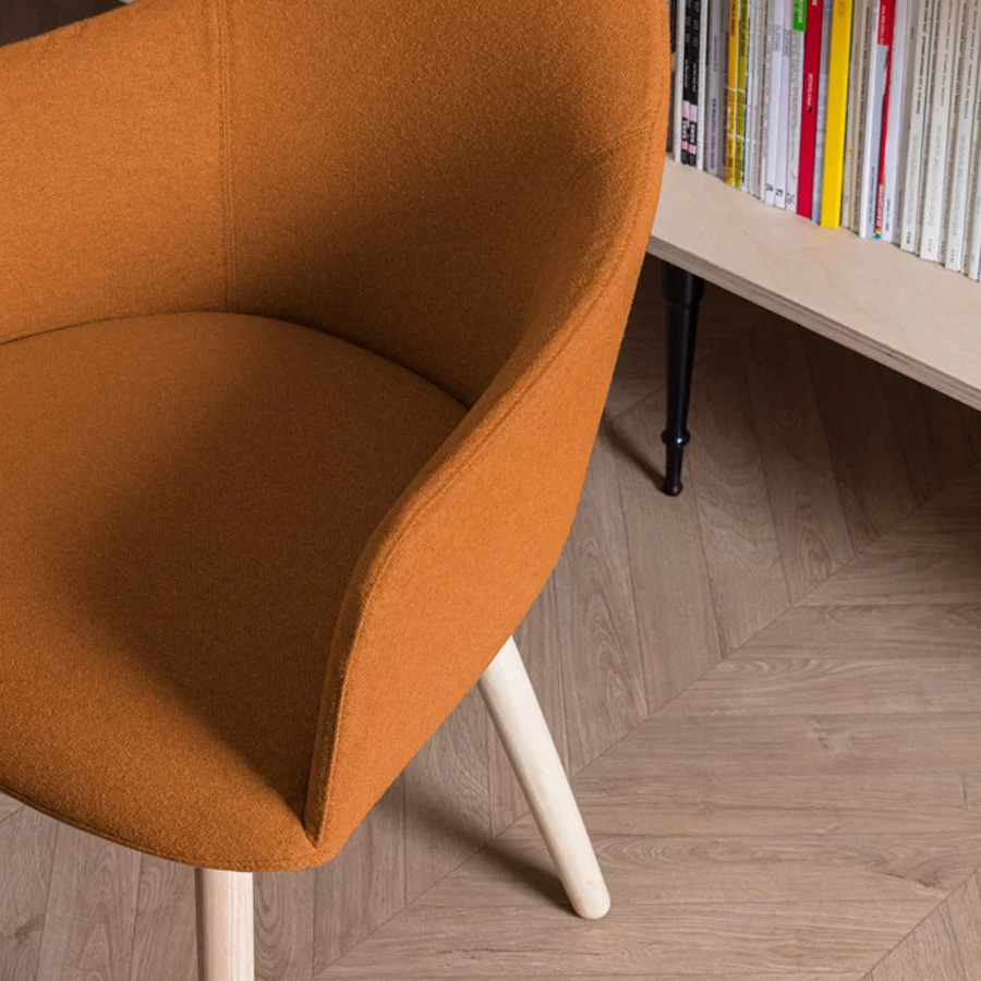 lapalma Edit S570 Gestell Esche natur - Bezug Divina 0444 - Nahaufnahme