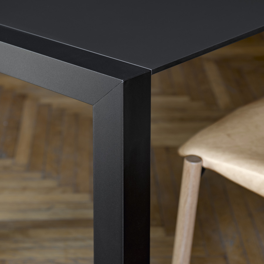 Kristalia Sushi Esstisch - Tischbeine Aluminium lackiert schwarz