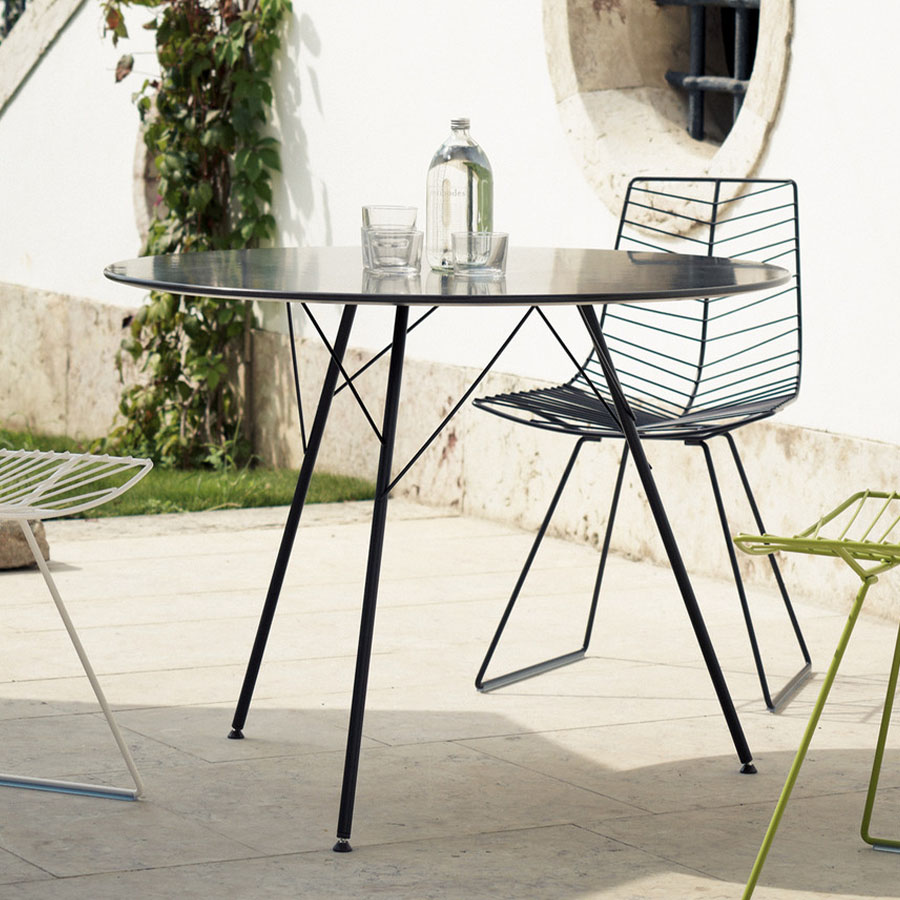 Arper Leaf 1816 Gartentisch mit Gestell Mokka