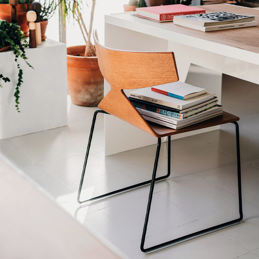 Arper Saya Holz Effekt Teak - Gestell schwarz pulverlackiert