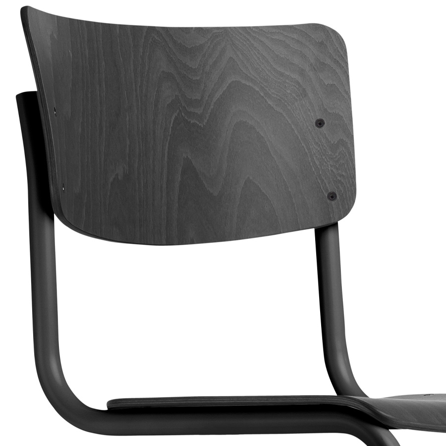 THONET Stahlrohr-Freischwinger S 43 - Sitz- und Rückenfläche schwarz gebeizt - Gestell schwarz matt - Nahaufnahme