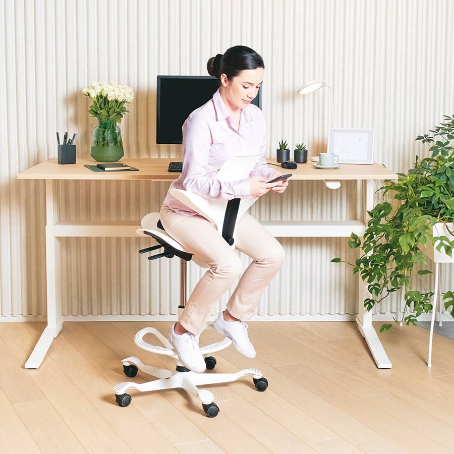 HAG Capisco Stehhilfe mit hoher Gasfeder 265 mm und Fußring - Beispiel 3