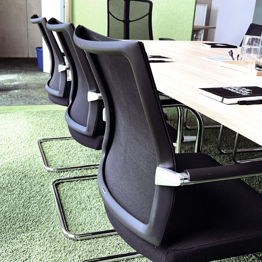 Klöber Orbit Network Gestell Chrom glänzend mit Kunststoffauflage