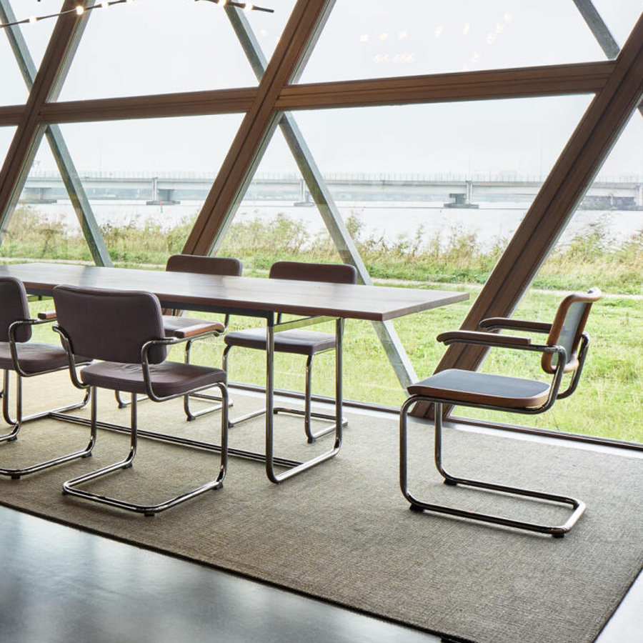 THONET Stahlrohr-Freischwinger mit Kunststoffnetzbespannung schwarz - Beispielbild (Ausführung mit Armlehne)