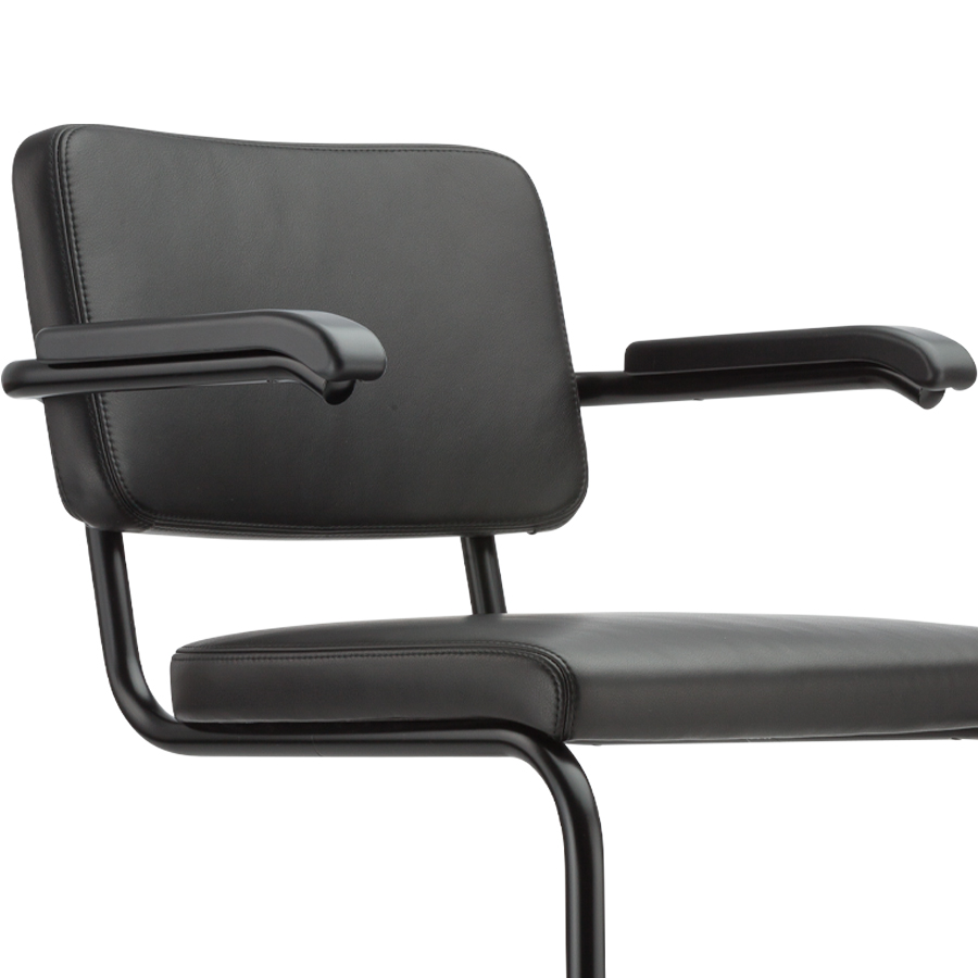 THONET Stahlrohr-Freischwinger S 64 PV Polstersitz Nappa Naturleder schwarz mit Armlehnen - Nahaufnahme