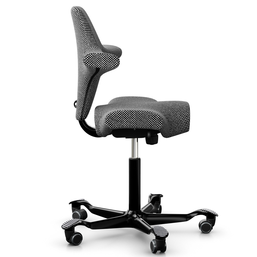 HAG Capisco 8106 mit Designstoff Sisu black and white Ansicht von der Seite