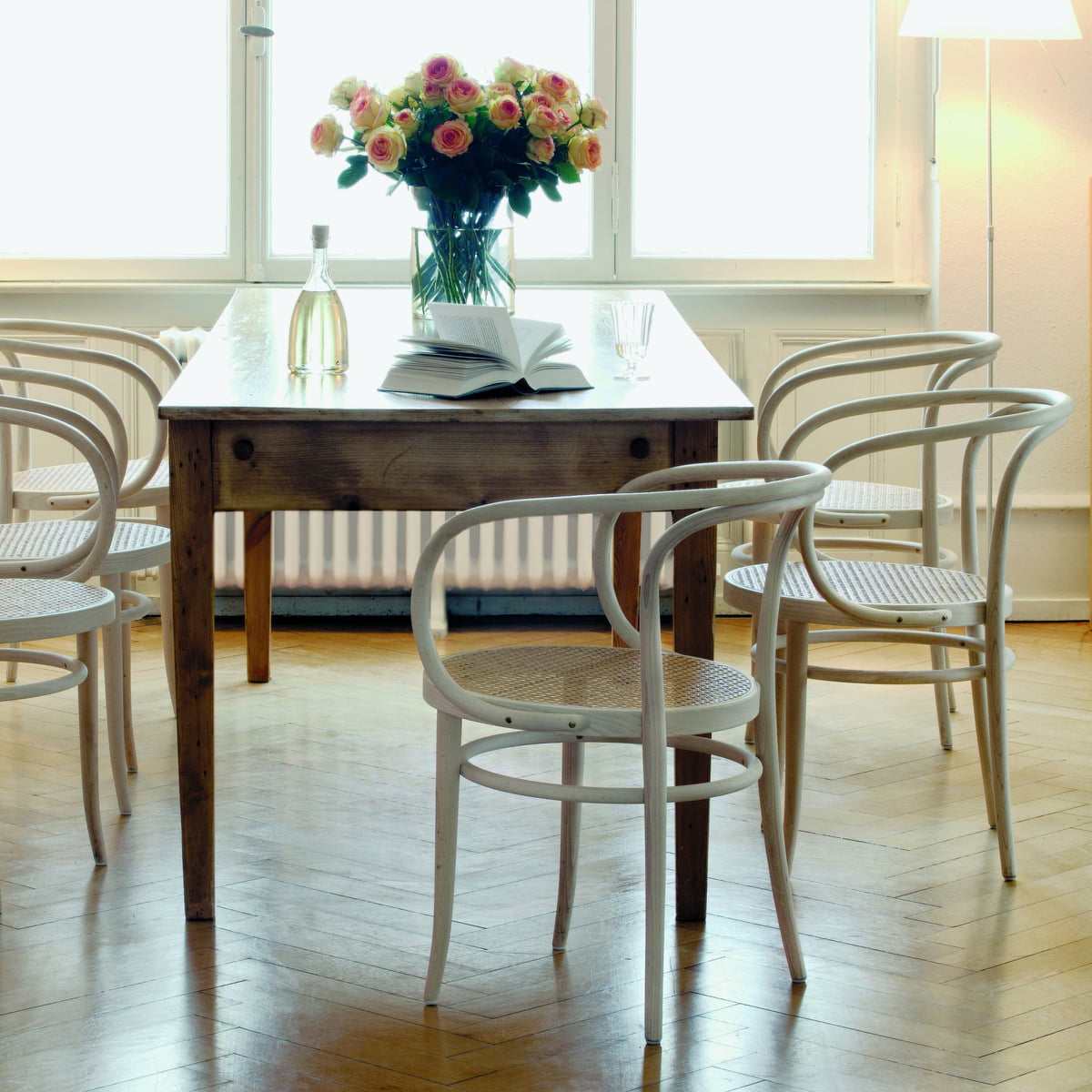 THONET 209 Bugholzarmlehnenstuhl Esche Pure Materials mit Rohrgeflecht-Sitz