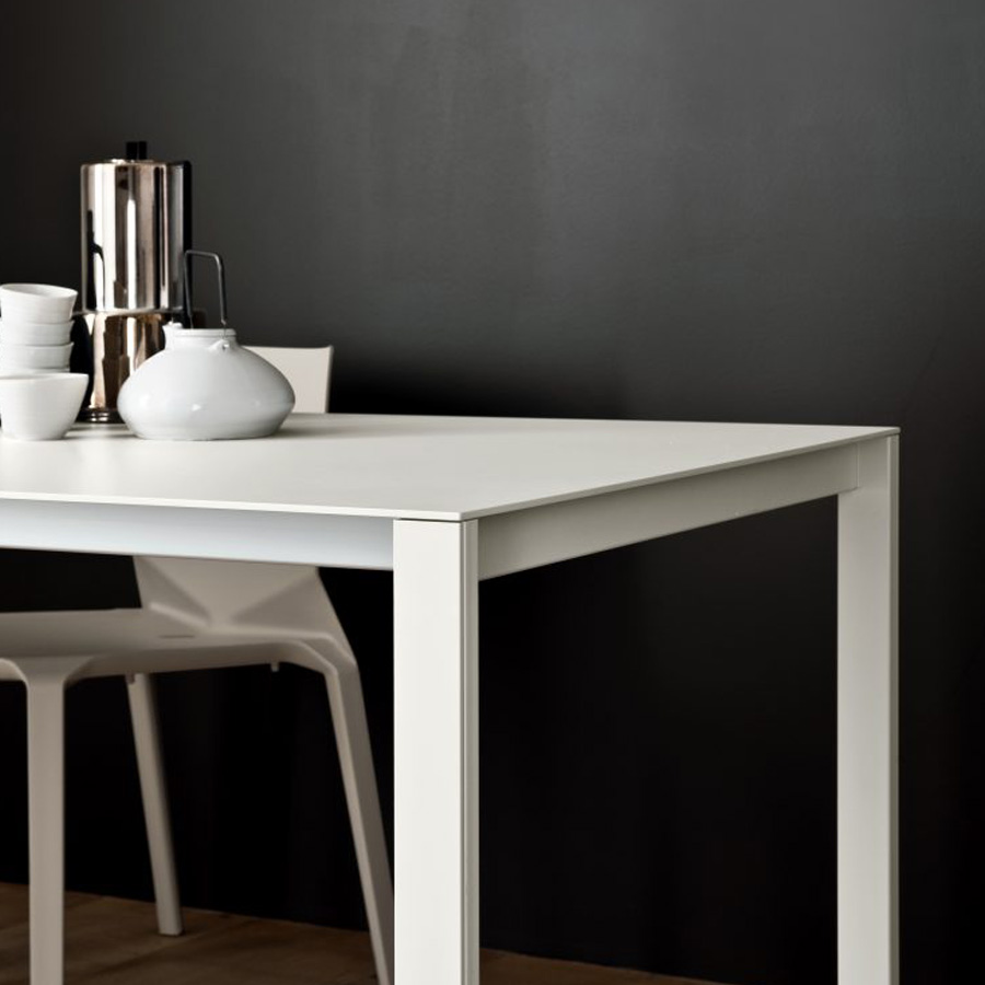 Kristalia Thin-K Aluminium Esstisch - Beispielbild