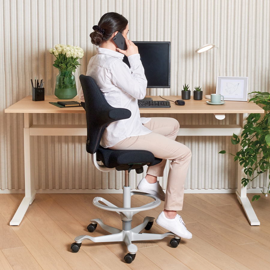 HAG CAPISCO 8106 Stehhilfe mit hoher 265 Gasfeder in Silber | Bezug schwarz | Beispielbild