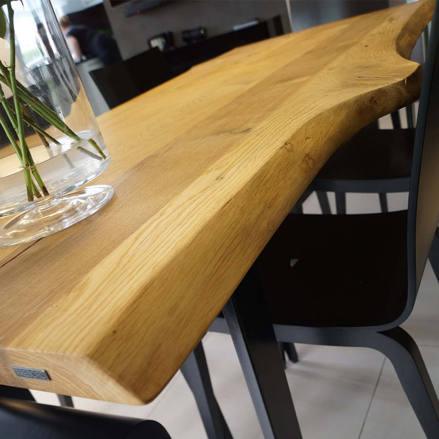 Trebord Tisch Avangard, Standard U Gestell in RAL 9005 schwarz, Tischplatte Eiche