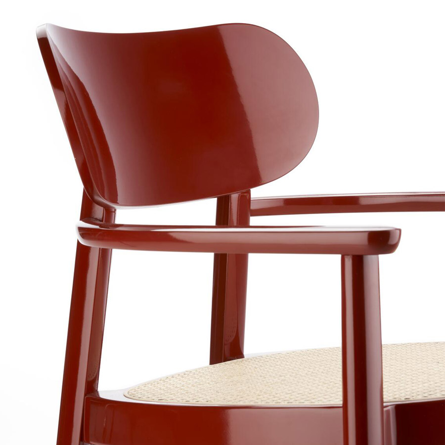 THONET 119 F Holzstuhl mit Armlehnen u. Rohrgeflecht-Sitz hochglanz dunkelrot - Nahaufnahme Rückenlehne