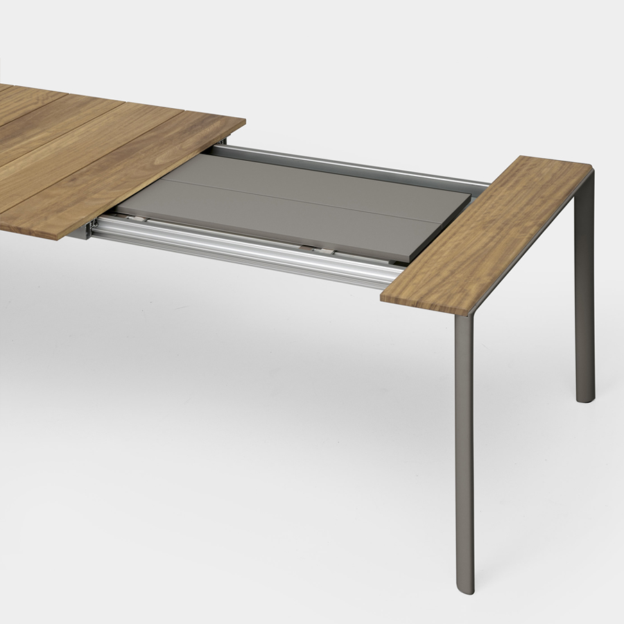 Kristalia Maki | Outdoor Tisch | Slatted Teakholz Platte | Erweiterungsplatten Grau Bromo im Staufach