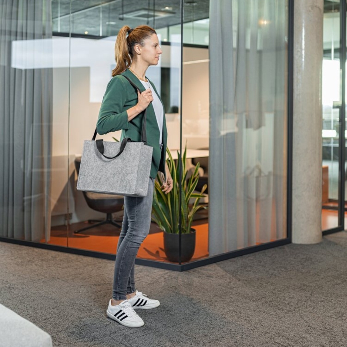 SIGEL Desk Sharing Bag Classic M | Büro Tasche für mobiles Arbeiten | hellgrau