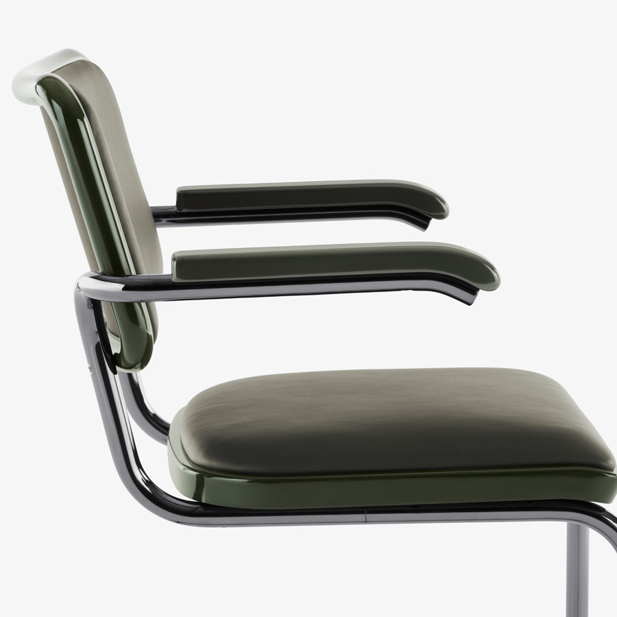 JS. THONET S 64 P SERIOUS 03 | Buche grün Hochglanzlack | Nahaufnahme seitlich