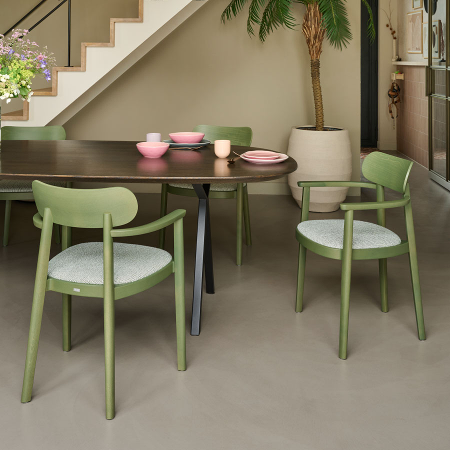 THONET 118 SPFV Holzstuhl mit Armlehnen | Gestell olivgrün | Sitz gepolstert | Stoff Sahco Safire 006