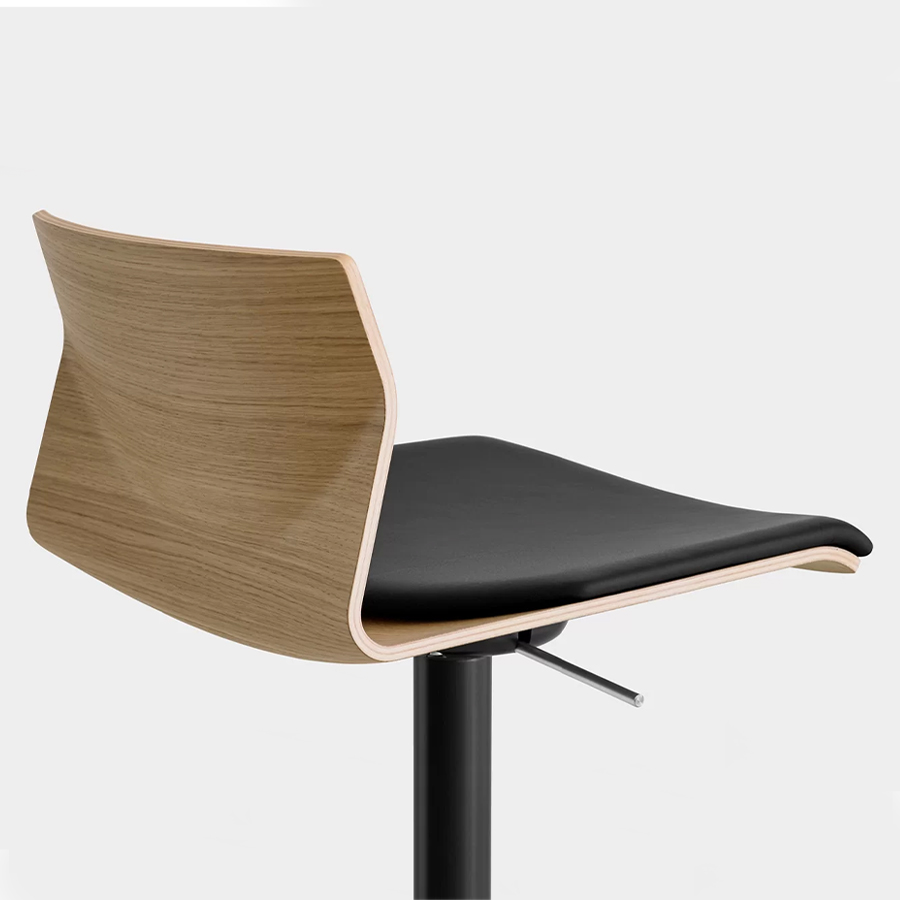 lapalma KAI Barhocker schwarz Sitzschale Eiche mit Lederkissen