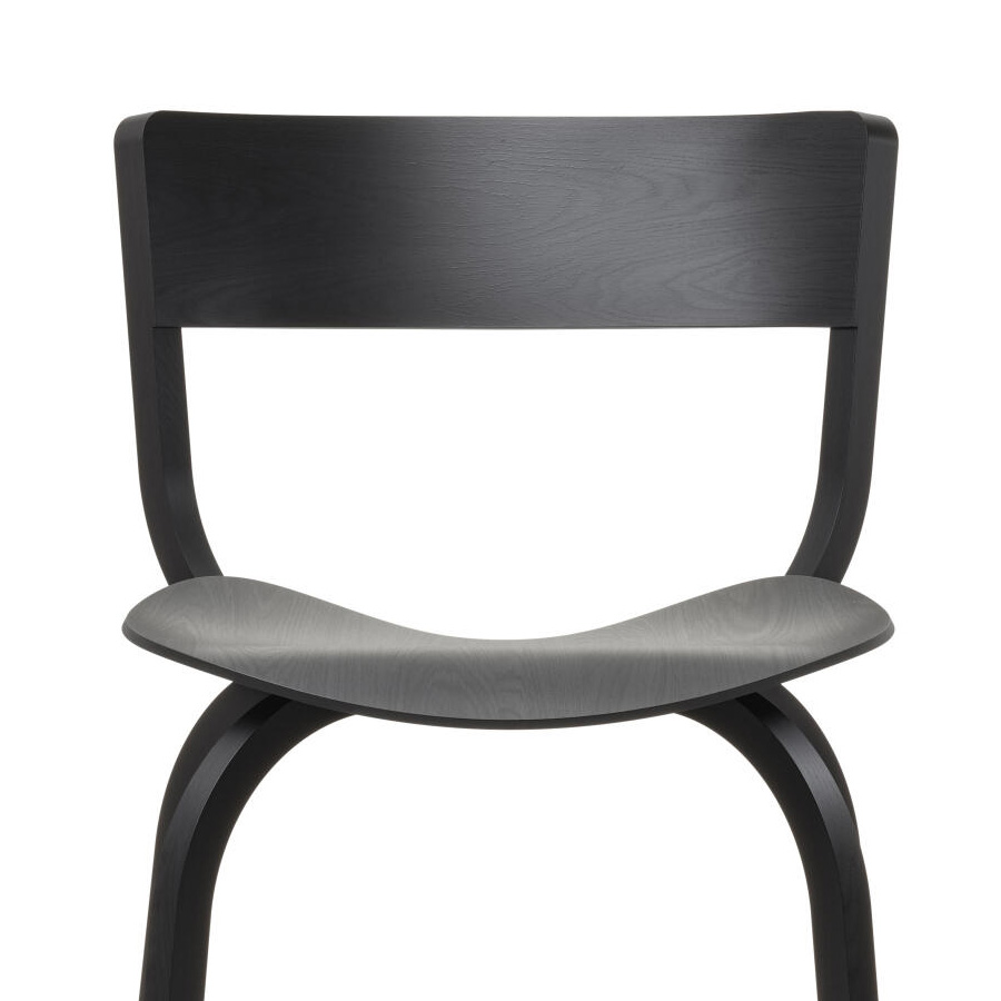 THONET 404 Holzstuhl ohne Armlehnen - Eiche schwarz gebeizt - Frontansicht nah