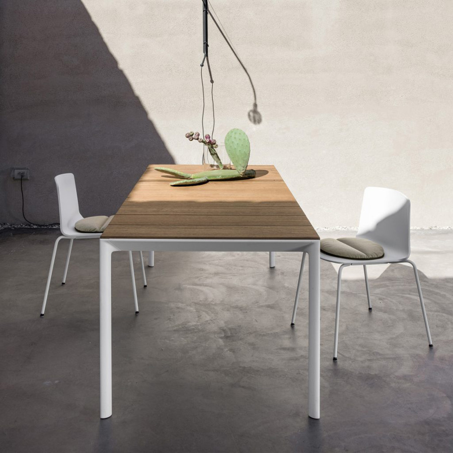 Kristalia Maki | Outdoor Tisch | Slatted Teakholz Platte | Hier mit Beispielstuhl RAMA