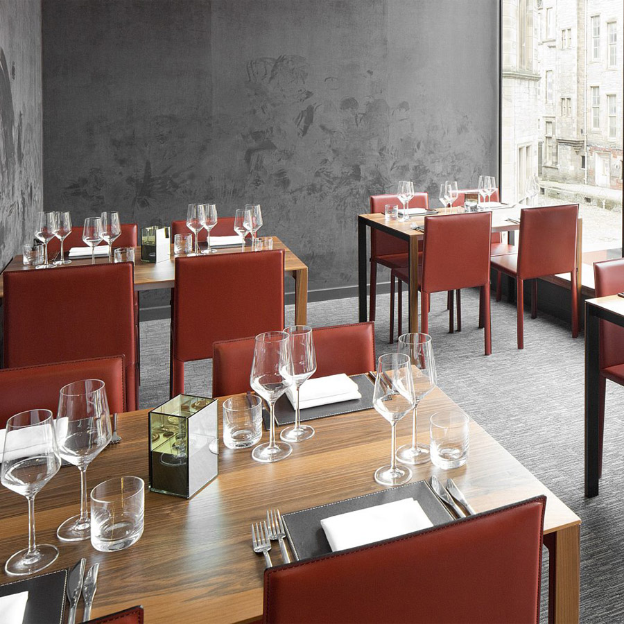 Kristalia Thin-K Aluminium Esstisch - Beispielbild