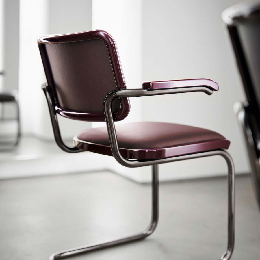 JS. THONET S 64 P SERIOUS 02 | Buche dunkelrot Hochglanzlack | Beispielbild