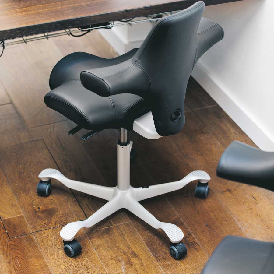 HAG Capisco  8106 Leder schwarz mit Gestell silbergrau