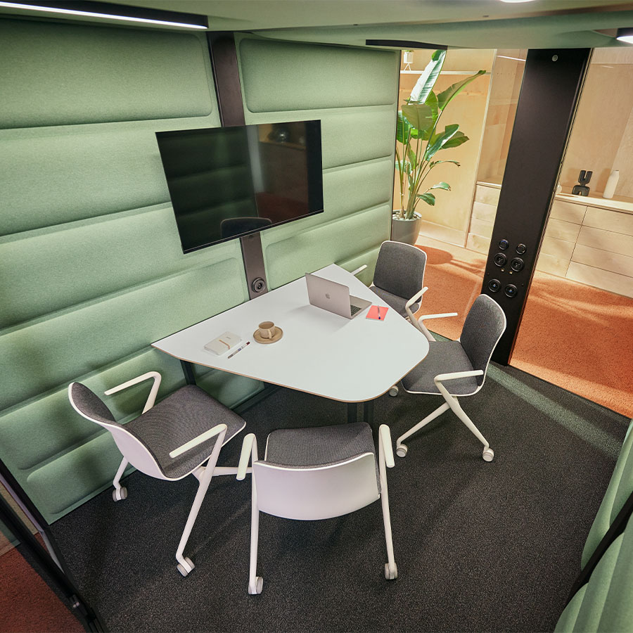 Hushfree.L Korpus White, Innenwand Hellgrün, mit Konferenztisch Innenraum