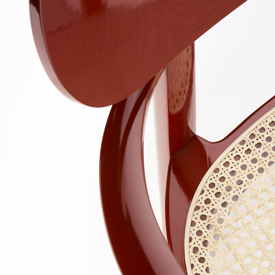 THONET 119 F Holzstuhl mit Armlehnen u. Rohrgeflecht-Sitz hochglanz dunkelrot - Nahaufnahme Armlehne