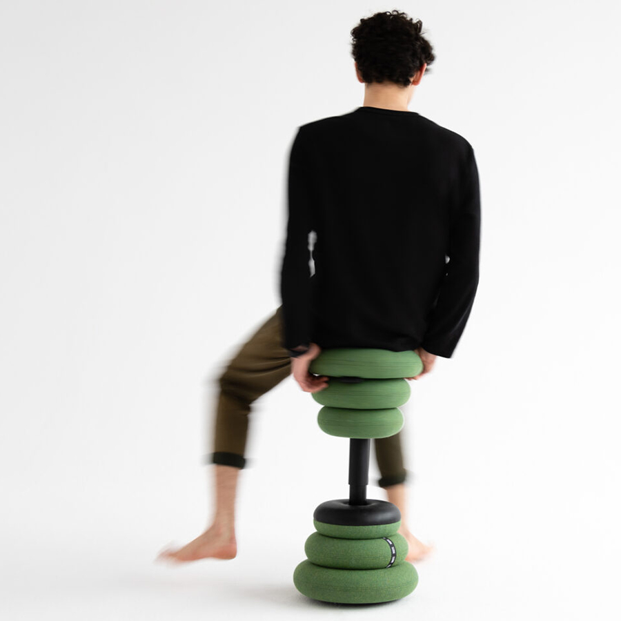 Noti Banffy Sitzhocker in Benutzung