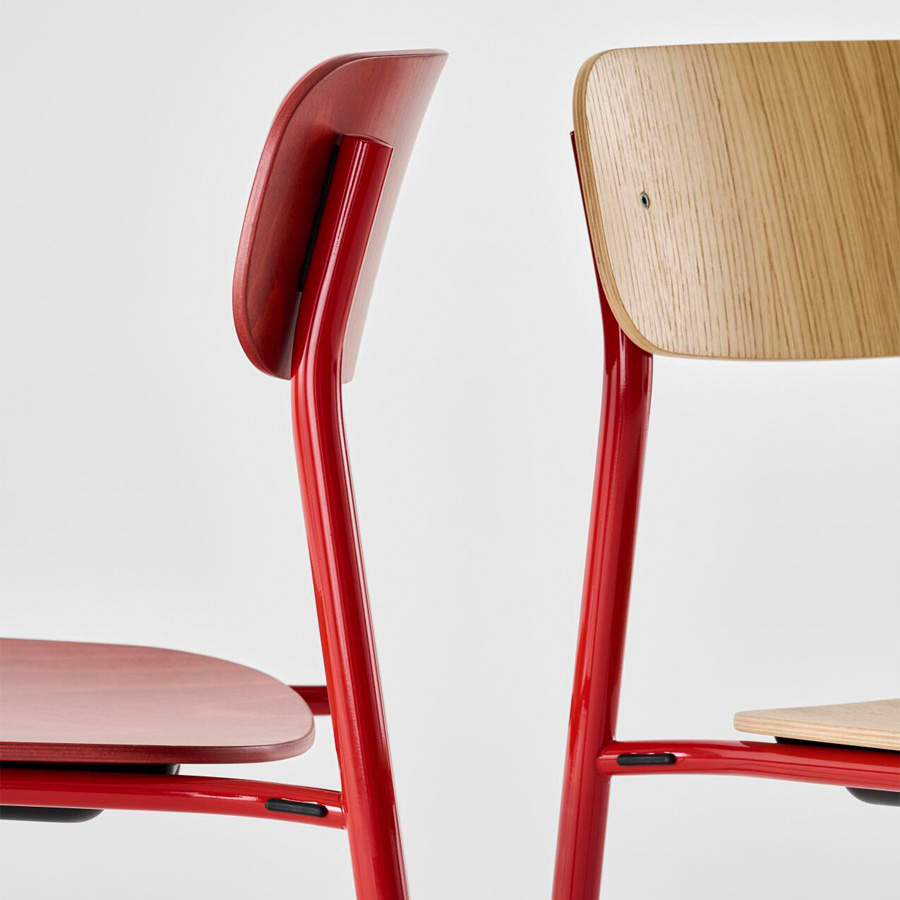 THONET S 243 Stahlrohrstuhl | Buche rostrot gebeizt | Gestell tomatenrot | Nahaufnahme