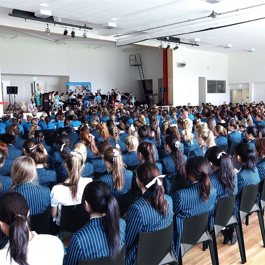 Kristalia PLANA Stuhl mit Vierfußgestell - Beispielbild in der Schule