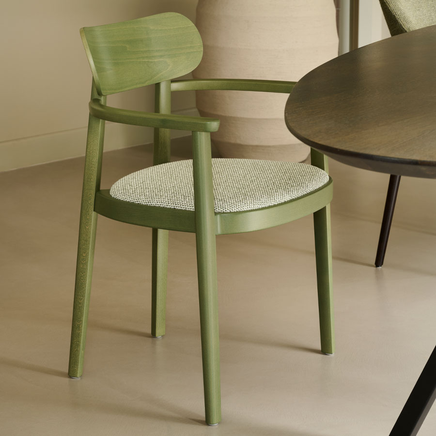 THONET 118 SPFV Holzstuhl mit Armlehnen | Gestell olivgrün | Sitz gepolstert | Stoff Sahco Safire 006