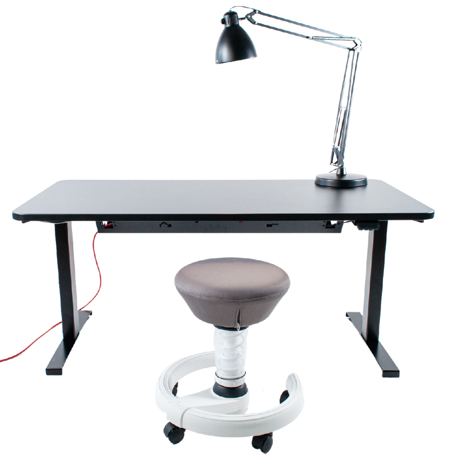 Schreibtisch CLEO elektrisch höhenverstellbar mit Swoppster und Glamox L1 Lampe