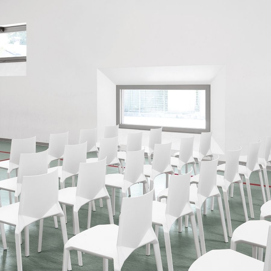 Kristalia PLANA Stuhl mit Vierfußgestell - Beispielbild in der Sporthalle