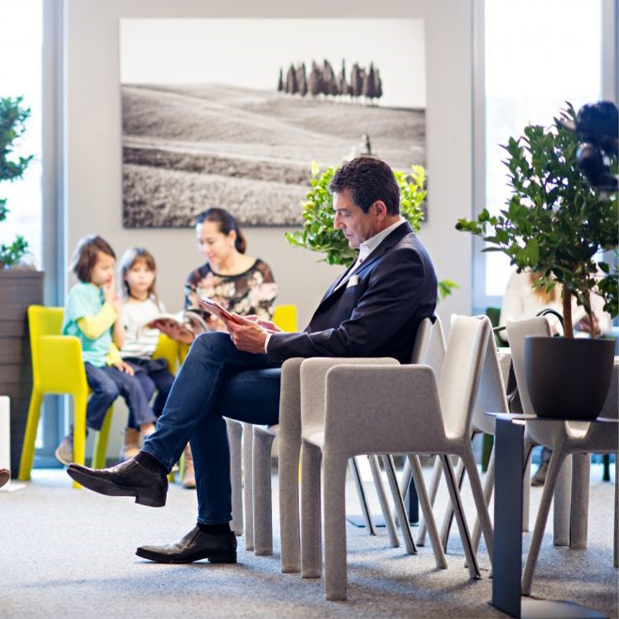 Kristalia Joko Stuhl gepolstert mit Armlehnen in Stoff Kvadrat Melange Hellgrau 0120