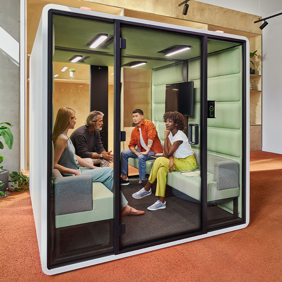 Hushfree.L Korpus White, Innenwand Hellgrün, mit vier Sofas und Couchtischen