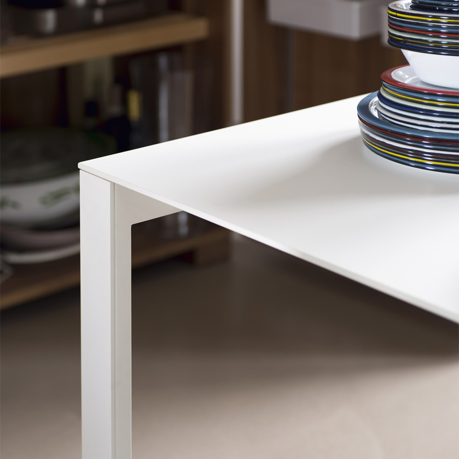 Kristalia Thin-K Aluminium Esstisch - Beispielbild