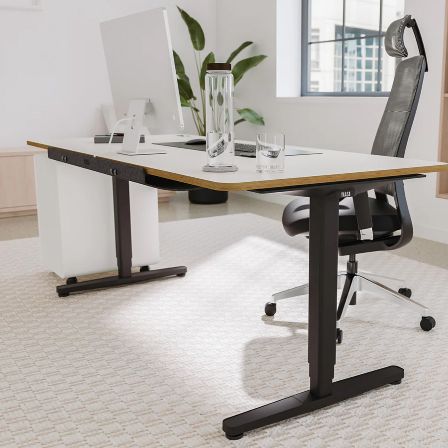 Yaasa Desk Pro Gestell schwarz Tischplatte Multiplex-Weiß mit Cable Management Small/Medium