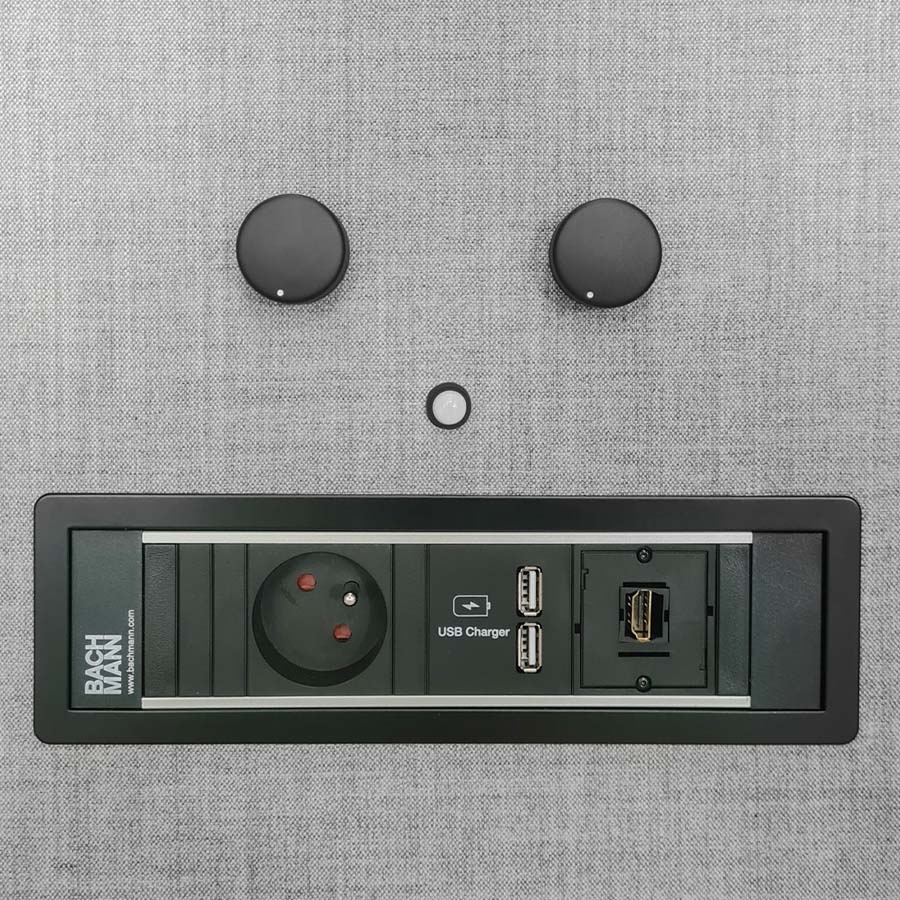 Bejot Treehouse TH4 Akustikkabine Mediaport und Regler für Licht und Lüftung