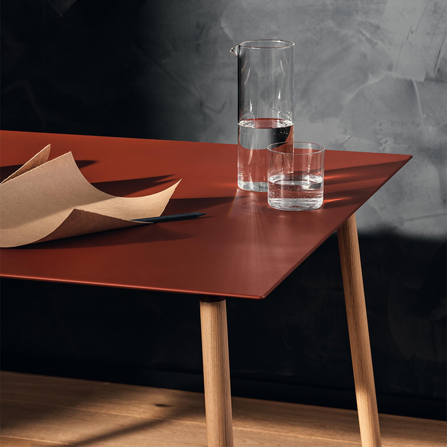 Arper Onemm Tischplatte rot, Gestell Eiche natur