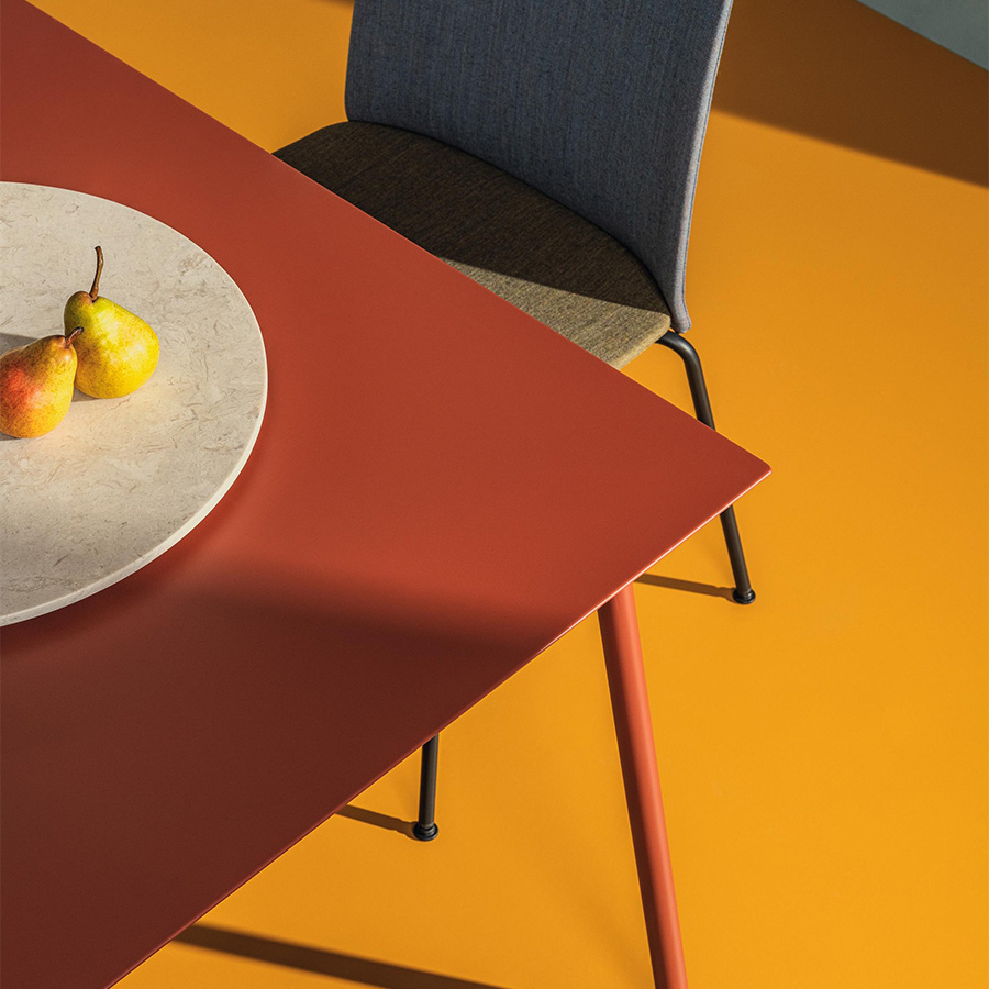 Arper Onemm Tischplatte rot, Gestell Stahl, rot lackiert