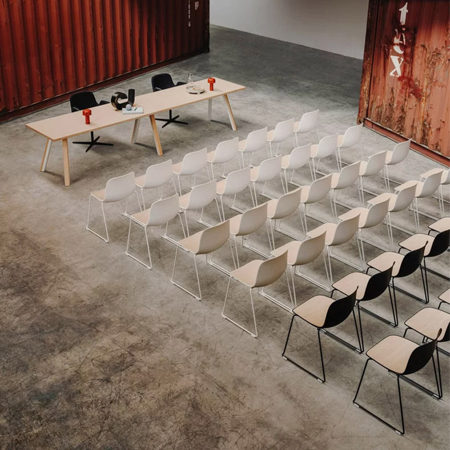 Lapalma SEELA Kufengestell weiß Sitzfläche Eiche gebleicht | Beispielbild