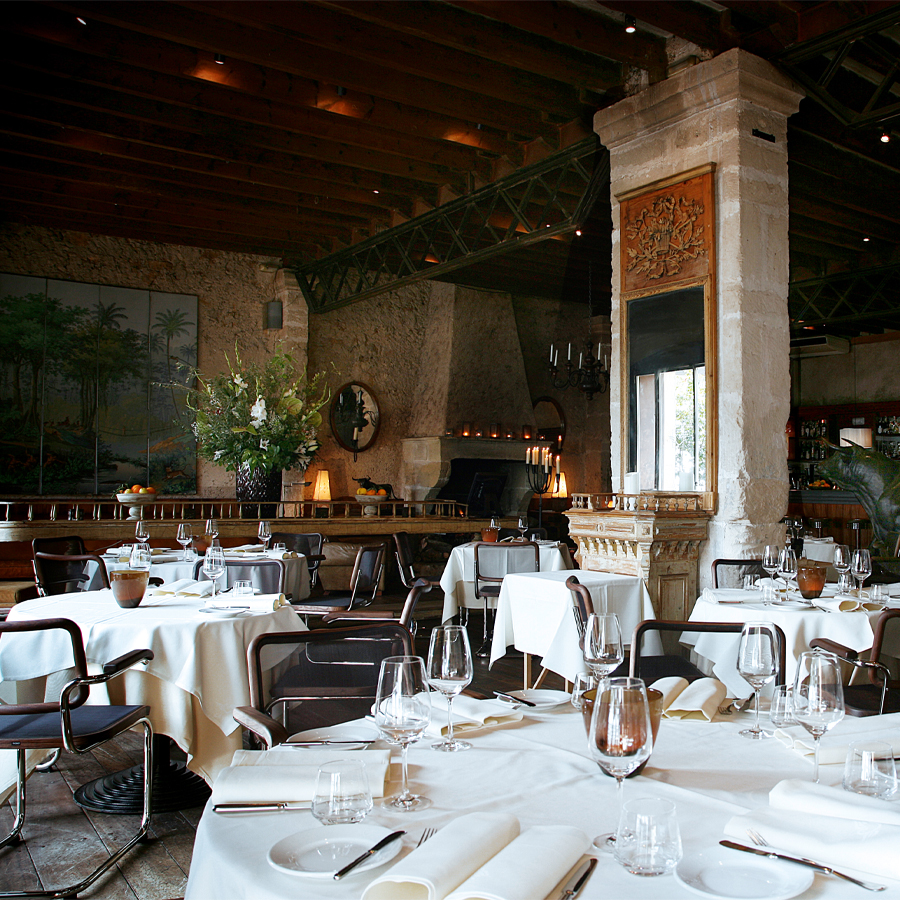 THONET Stahlrohr-Freischwinger mit Kunststoffnetzbespannung schwarz - Beispielbild (Ausführung mit Armlehne)