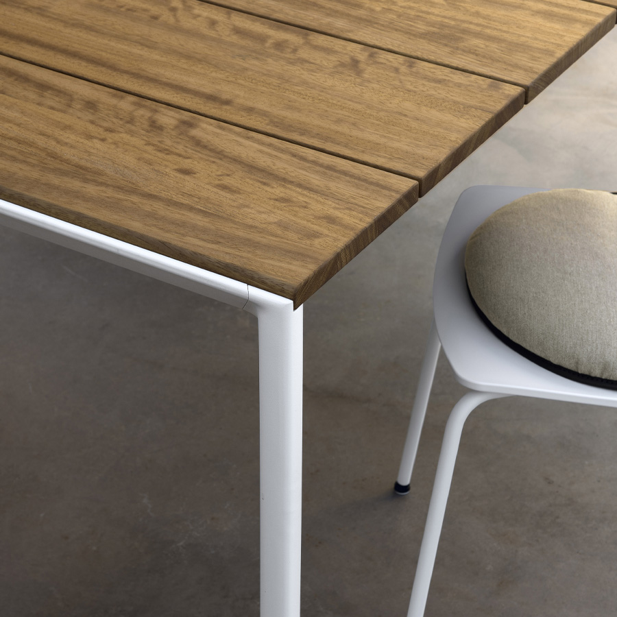 Kristalia Maki | Outdoor Tisch | Slatted Teakholz Platte | Detail