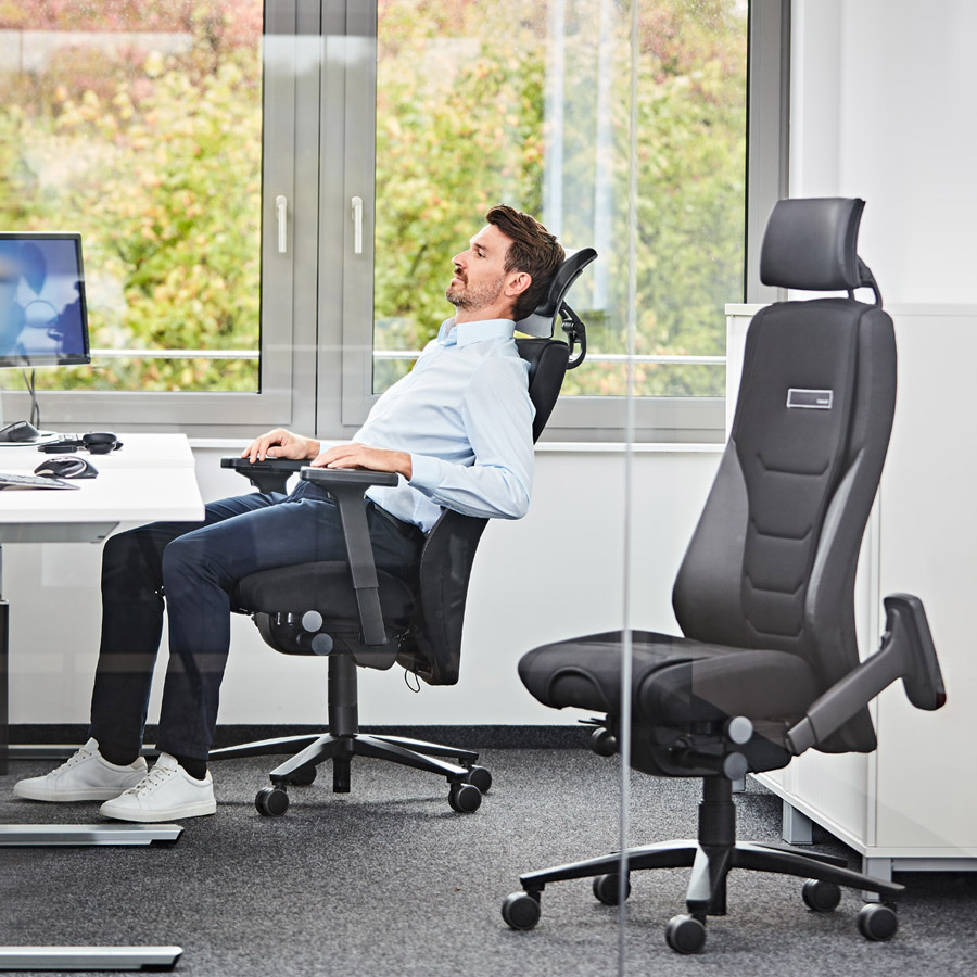 Interstuhl TWENTYFOUR - 24h Stuhl - mit Kopfstütze - Armlehne nach unten und hinten geklappt