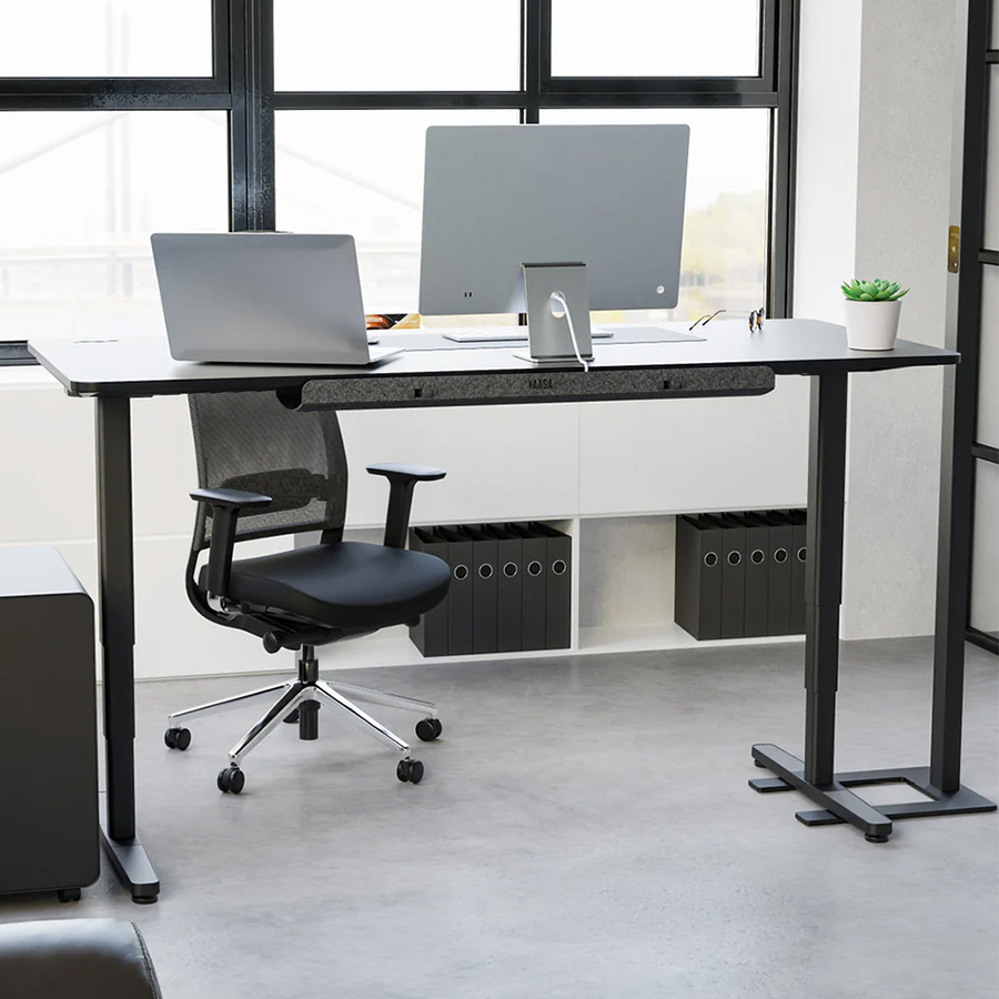 Yaasa Desk Pro Gestell schwarz Tischplatte Dunkelgrau mit Cable Management Small/Medium
