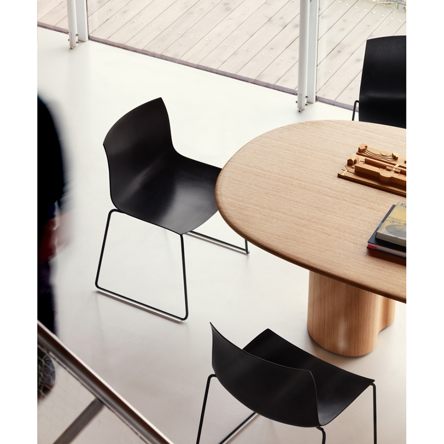 Arper Catifa Carta 3135 mit Kufengestell Schale Graphite und Gestell Farbe Schwarz