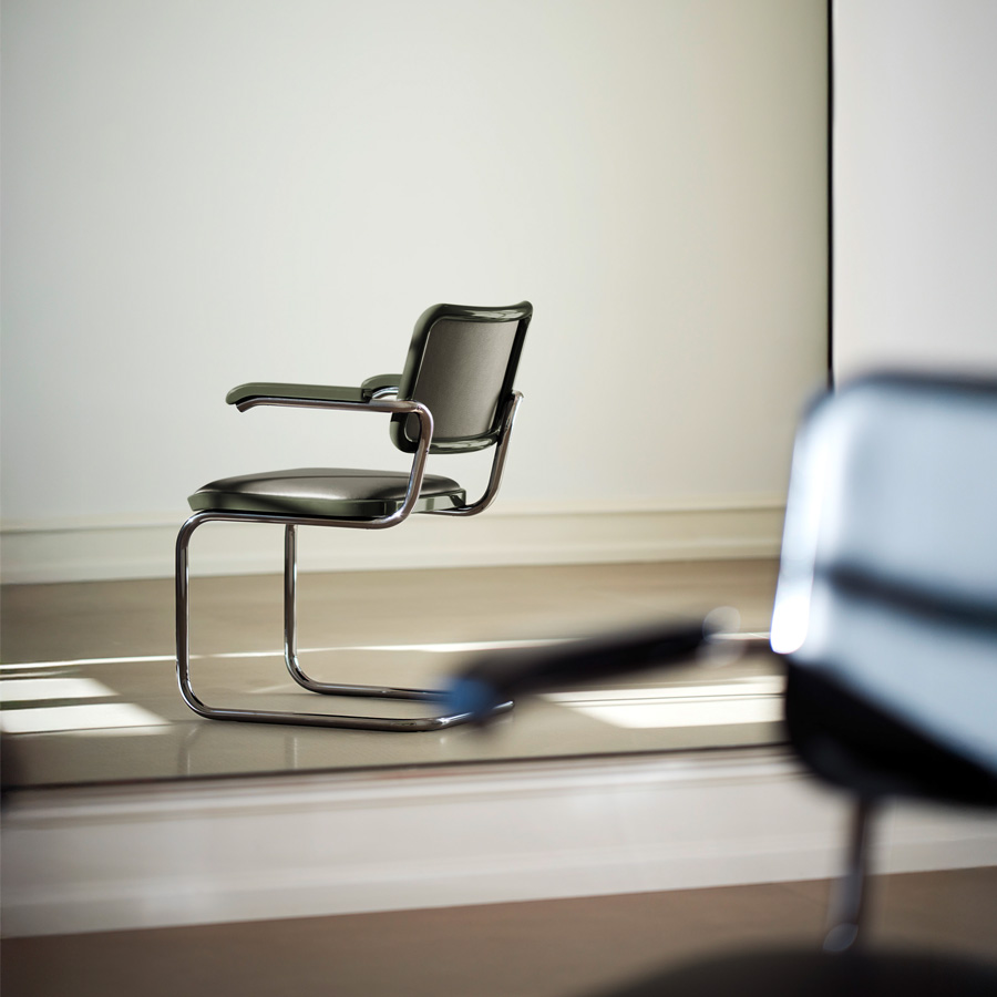 JS. THONET S 64 P SERIOUS 03 | Buche grün Hochglanzlack | Beispielbild